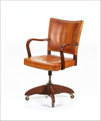 HEINRICH ROEPSTORFF XXe siècle Fauteuil pivotant
Chêne et cuir
Édition Heinrich Roepstorff...