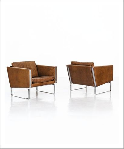 HANS WEGNER 1914-2007 Danemark Paire de fauteuils modèle «801»
Cuir brun et métal...