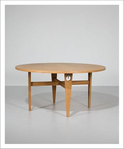 HANS J. WEGNER 1914-2007 Danemark Table de salle à manger circulaire
Chêne et métal...