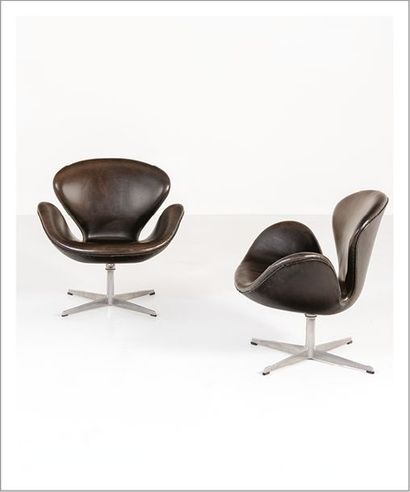 ARNE JACOBSEN 1902-1971 Danemark Paire de fauteuils pivotant modèle «Swan»
Fibre...