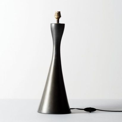 GEORGES JOUVE 1910-1964 
Lampe diabolo
Céramique émaillée noire
Signée «Jouve». Sigle...