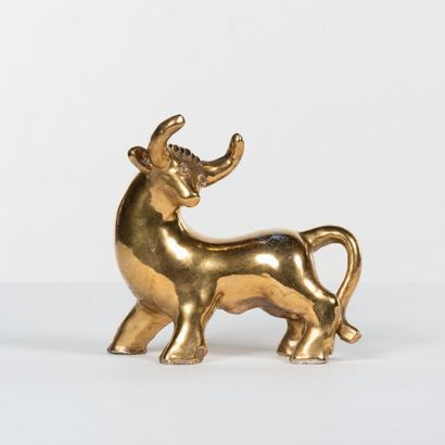 GEORGES JOUVE 1910-1964 Sculpture modèle «Toro» Céramique émaillée dorée Portant...
