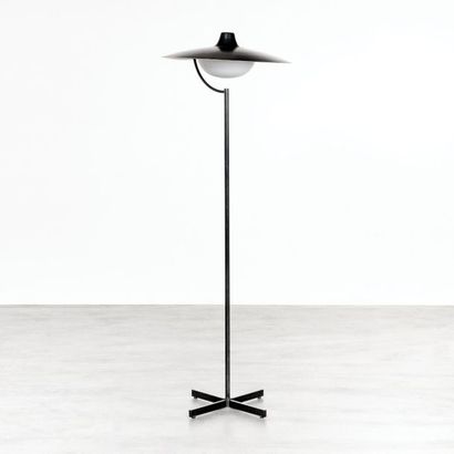 Jacques BINY 1913-1976 
Lampadaire modèle «291»
Métal laqué noir
Édition Luminalite
Vers...