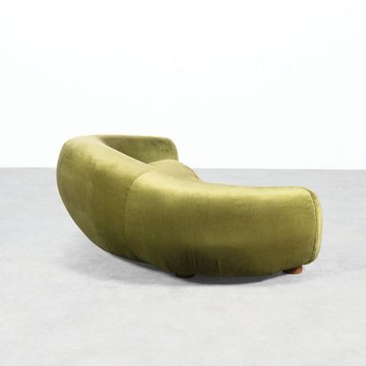 Jean ROYERE 1902-1981 
Important canapé modèle «Boule» dit «Ours Polaire»
Chêne et...
