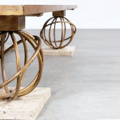 Jean ROYERE 1902-1981 
Importante table basse modèle «Sphère»
Métal doré et travertin
Vers...