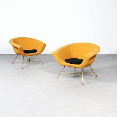 GENEVIEVE DANGLES Née en 1929 Paire de fauteuils modèle «58»
Tissu jaune et noir...