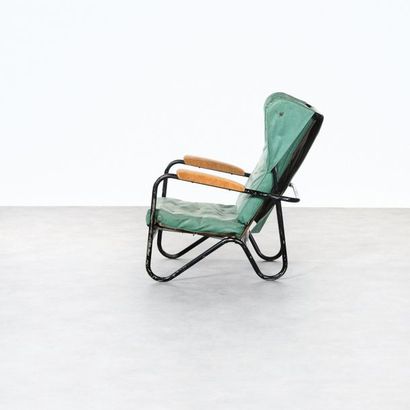 Pierre GUARICHE 1926-1995 Fauteuil à oreilles modèle «Prefacto»
Métal laqué noir...