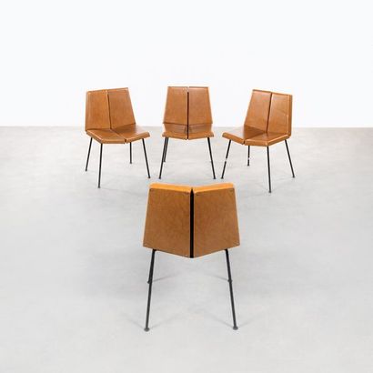 Pierre GUARICHE 1926-1995 Suite de quatre chaises modèle «4 faces»
Métal laqué noir...