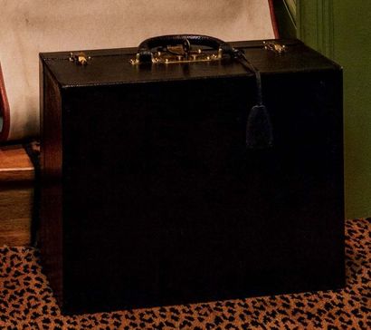 null PETITE VALISE DE LA MAISON LOUIS VUITTON EN CUIR NOIR ET BLEU MARINE, XXE SIÈCLE

A...