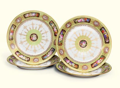 null QUATRE ASSIETTES DU SERVICE DU CHÂTEAU D'EU EN PORCELAINE DE SÈVRES D'ÉPOQUE...