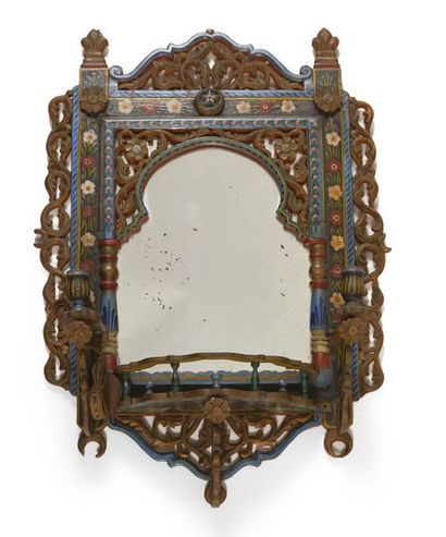 null MIROIR-ÉTAGÈRE en bois peint, Alger, début XXe siècle
Râtelier à miroir en arc...