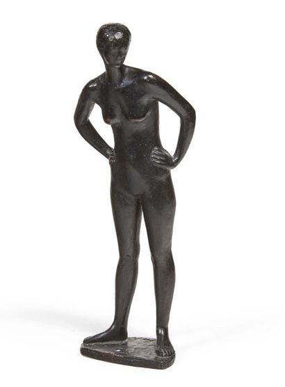 LOUIS DERBRÉ (NÉ EN 1925) 
Jeune femme se tenant les hanches
Bronze à patine noire....