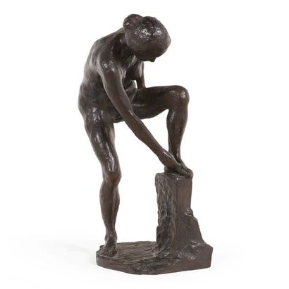 JEAN MAURICE CARTON (1912-1988) 
Femme penchée se tenant le pied
Bronze.
Signé, numéroté...