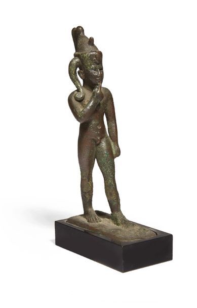 null ENSEMBLE COMPRENANT Statuette d'Isis lactans. Bronze.
Basse Époque - Époque...