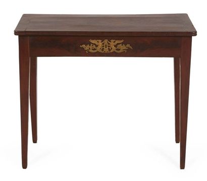 null PETITE TABLE BUREAU en placage d'acajou.
Ornementation de bronze doré.
XIXe...