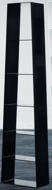 null Upside down - Pièce unique Étagère en corian noir. Unique dans ce noir brillant....