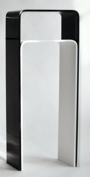 null Stèle - Épreuve d'artiste Stèle en corian 12 mm noir et blanc. H_110 cm L_38...