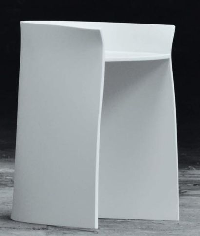  Carino - Pièce unique Chaise en corian blanc. Construit sur la base du tabouret...