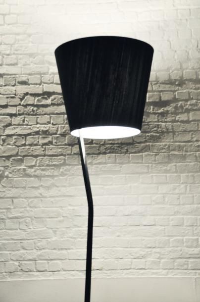  Dark lamp - Pièce unique Lampe en corian noir et abat jour en soie noire. H_220...