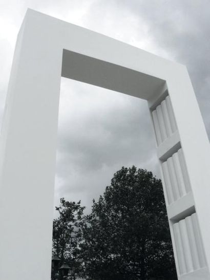 null Porte Louise - Pièce unique Bibliothèque en corian blanc. 2008 H_320 cm L_160...