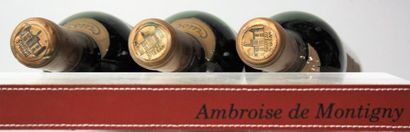 null 3 bouteilles de Château Issan 3ème GCC Margaux 1955 
Etiquettes légèrement tachées,...