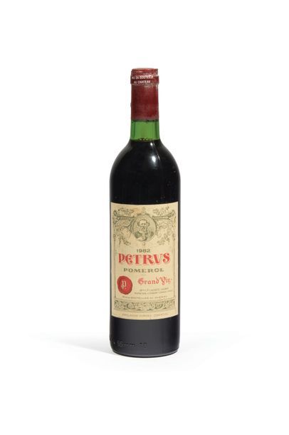 null 1 BOUTEILLE PETRUS - Pomerol 1982
Etiquette légèrement tachée. Niveau bas goulot.
Label...