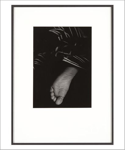 BALTHASAR BURKHARD (1944-2010) Pied de geisha, 1995
Photographie noir en blanc sur...