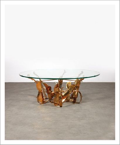 ARMAN (1928-2005) Table violoncelle, 2005
Table en bronze et plateau en verre.
Signée.
H_50...