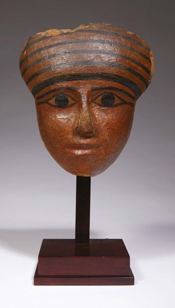 null MASQUE DE SARCOPHAGE.
Égypte, Nouvel Empire.
Masque représentant le visage d'un...