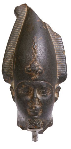 null ?TÊTE D'OSIRIS.
Égypte, Basse Époque.
Tête de statuette représentant le dieu
Osiris...