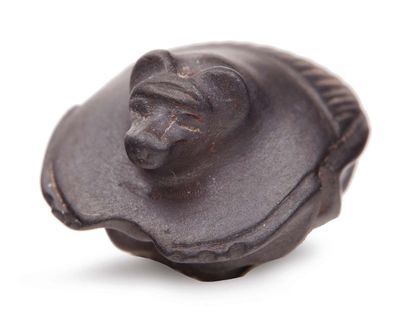 null AMULETTE SCARABÉE.
Égypte, Basse Époque.
Rare amulette représentant un scarabée...