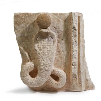 null ?RELIEF AU COBRA.
Égypte, Époque Romaine.
Fragment de relief sculpté d'un cobra...