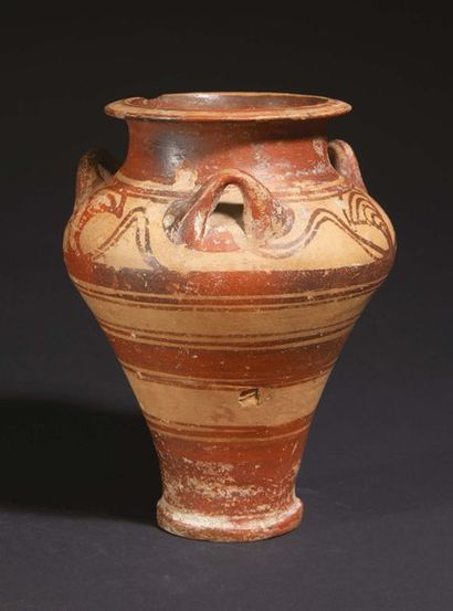 null JARRE À TROIS ANSES.
Art Mycénien, ca. XIVe-XIIIe siècles av. J.-C.
Petite jarre...