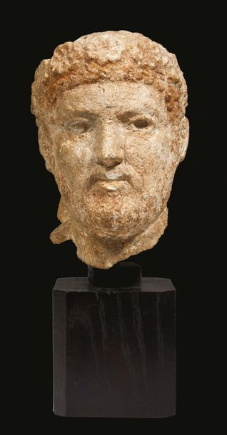 null TÊTE MASCULINE.
Chypre, ca. Ve-IVe siècles av. J.-C.
Tête de statue représentant...