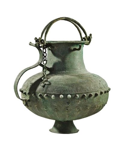 null ? VASE VILLANOVIEN.
Étrurie, VIIIe siècle av. J.-C.
Vase reposant sur un pied...