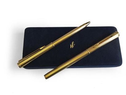 null Waterman. Un porte-plume et un stylo à bille en plaqué or (la plume en or 18K...