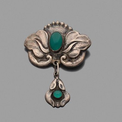 null Broche en argent ciselé de feuilles épaulant une pierre verte cabochon, retenant...