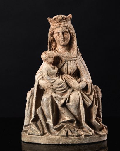 null Vierge à l'Enfant en pierre calcaire sculptée en ronde-bosse. Assise sur un...