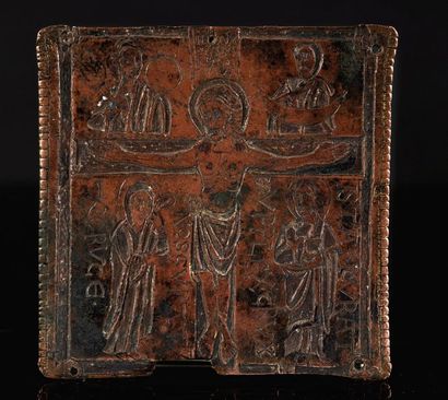 null Rare plaque de forme carrée en cuivre champlevé et gravé représentant la Crucifixion...