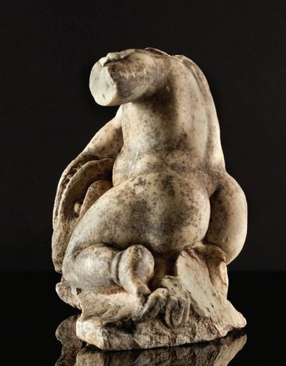 null Enfant au dauphin en marbre sculpté en ronde-bosse, sculpture de fontaine. Accroupi,...