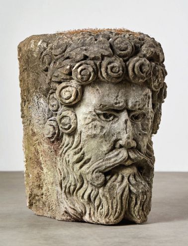 null Mascaron en pierre calcaire sculptée en fort relief représentant une tête d'homme...
