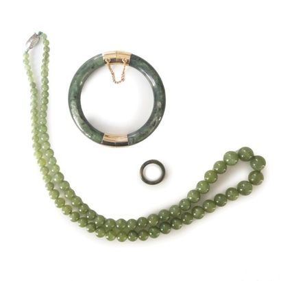 null Lot en jade néphrite comprenant un bracelet jonc, un collier de boule de jade...