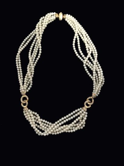 null Collier de 6 rangs de perles de culture, scandé de deux boucles en or 18K (750)...