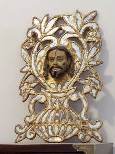 SPAGNA, XIX-XX SECOLO Volto di Cristo in una cornice in legno intagliato, dorato...