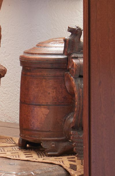 GERMANIA Boccale in legno scolpito
XIX secolo
Chope en bois
H_24 cm
100 / 150 €