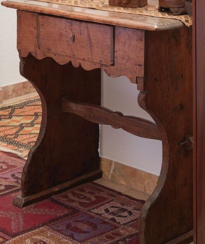 null PICCOLO MOBILE MADIA Probabilmente del XVII secolo
In legno chiaro a un cassetto...