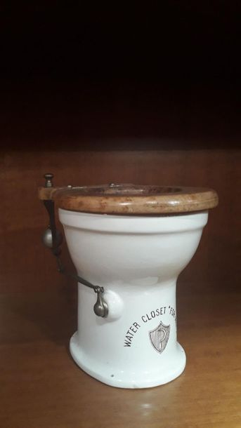 INGHILTERRA WC in porcellana e legno
WC en porcelaine et bois
H_16 cm
30 / 50 €
