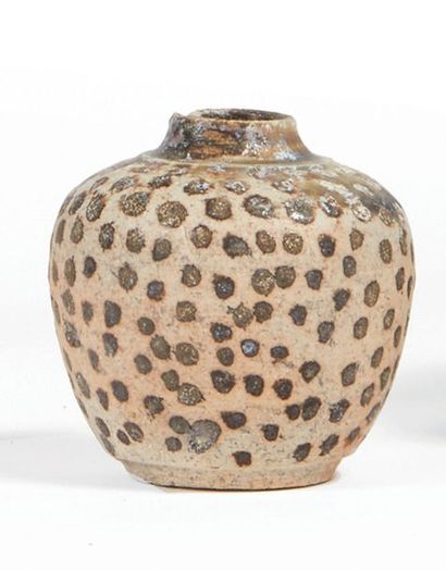 CINA Piccolo vasetto decorato a puntini
Terracotta
H_5 cm
Petit vase décoré de petits...