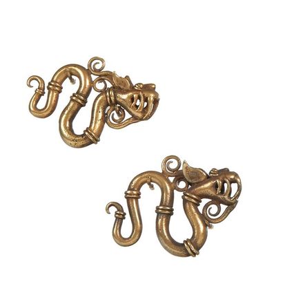INDONESIA Coppia di pendenti da orecchio in forma di dragoni
Bronzo dorato
Paire...
