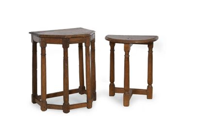 ITALIA, XVII SECOLO Due tavolini in legno, il primo a sei piedi riuniti da traverse,...